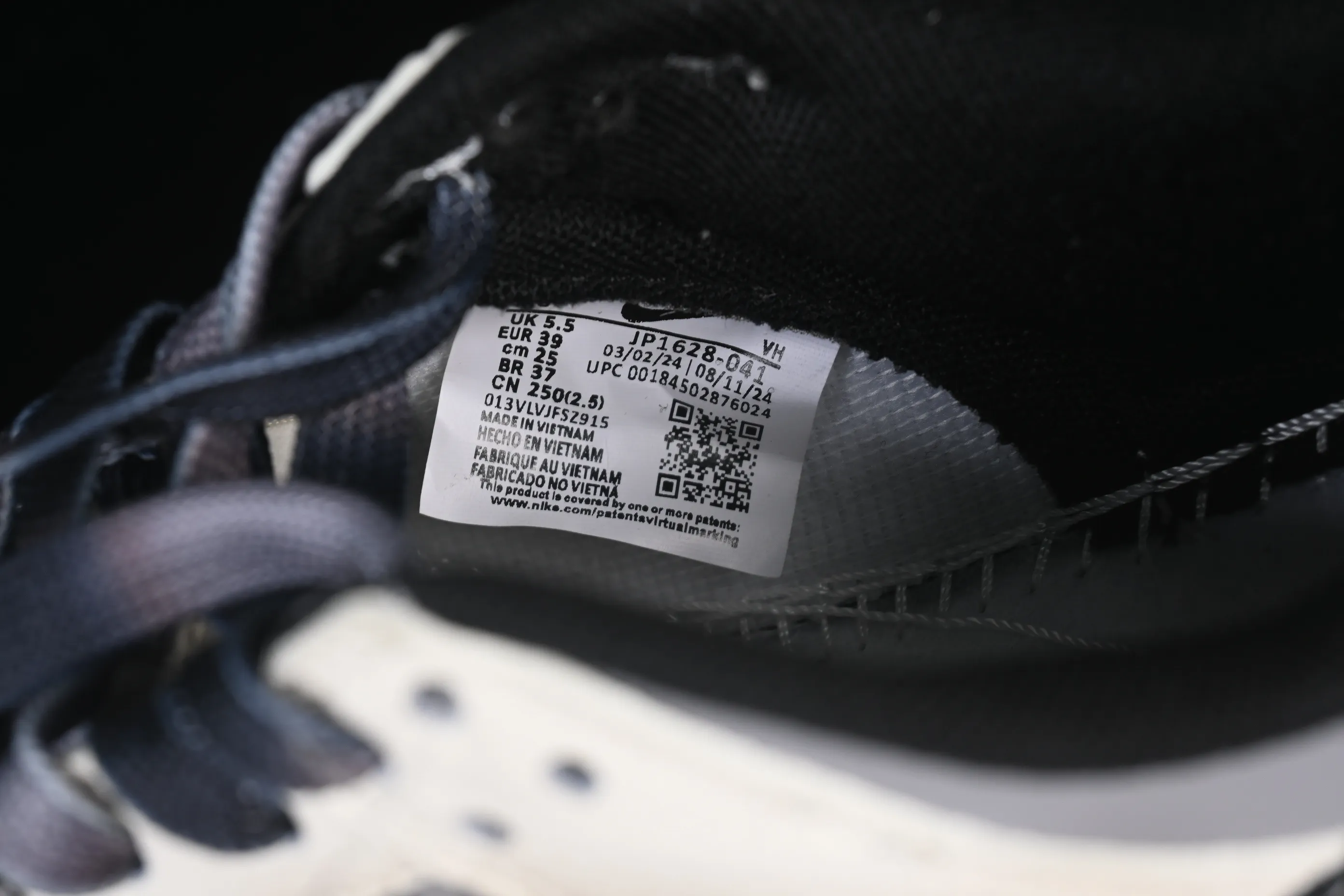 All categories Nk SB Dunk Series Nk SB Dunk Low High-end customized low-top sneakers Nike SB Dunk Low Stone Island joint beige and black stitching Anniversary high-end customized low-top casual sneakers JP8028-041
